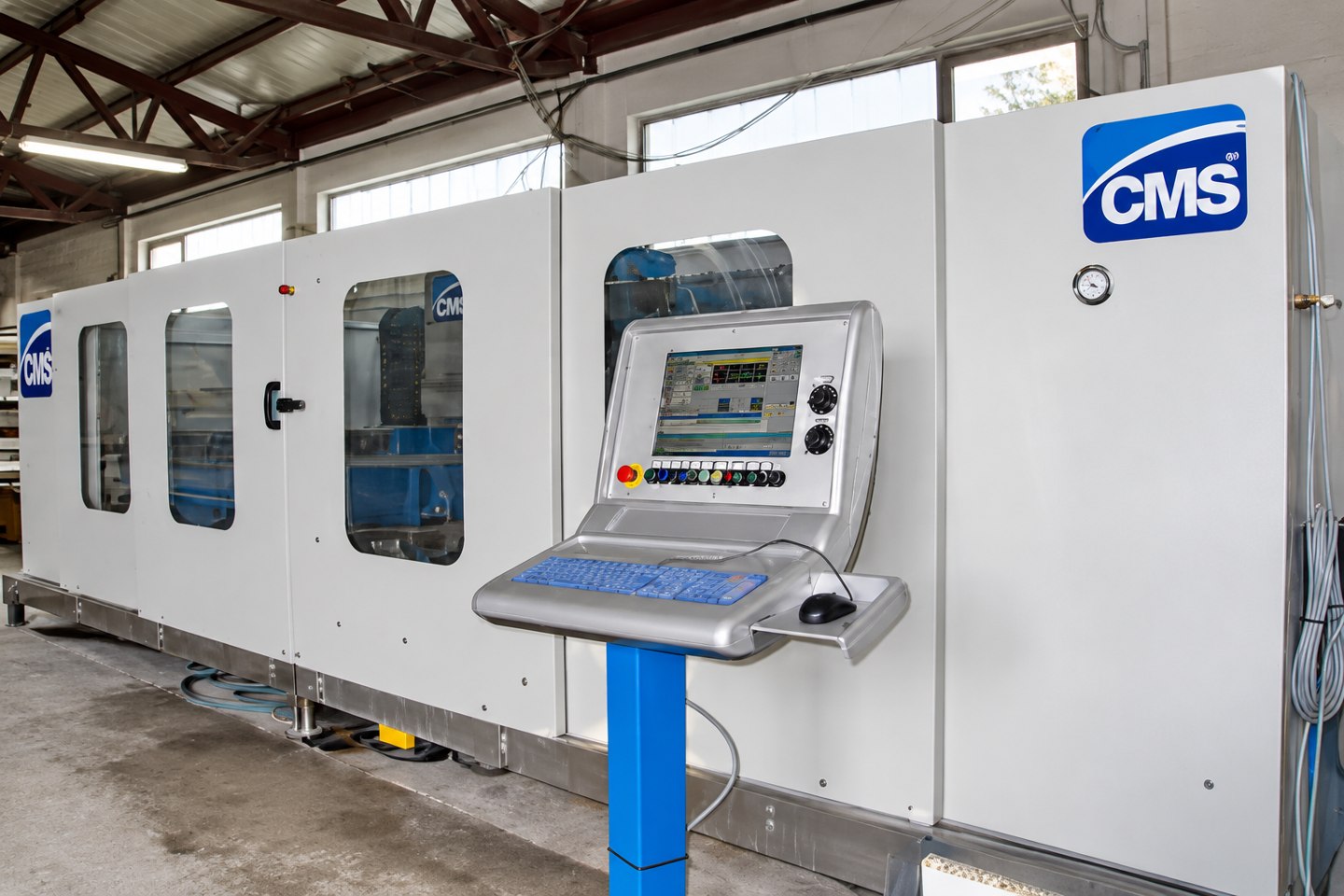 Steuerung und Maschinengehäuse – Bedienpult und geschlossener Arbeitsbereich unserer CNC-Anlage.